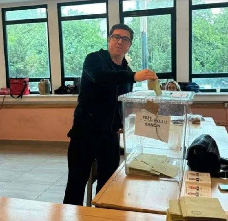 Ünlü isimler sandık başında: Sandığa sarılan, mührü bırakmayı unutan... 1