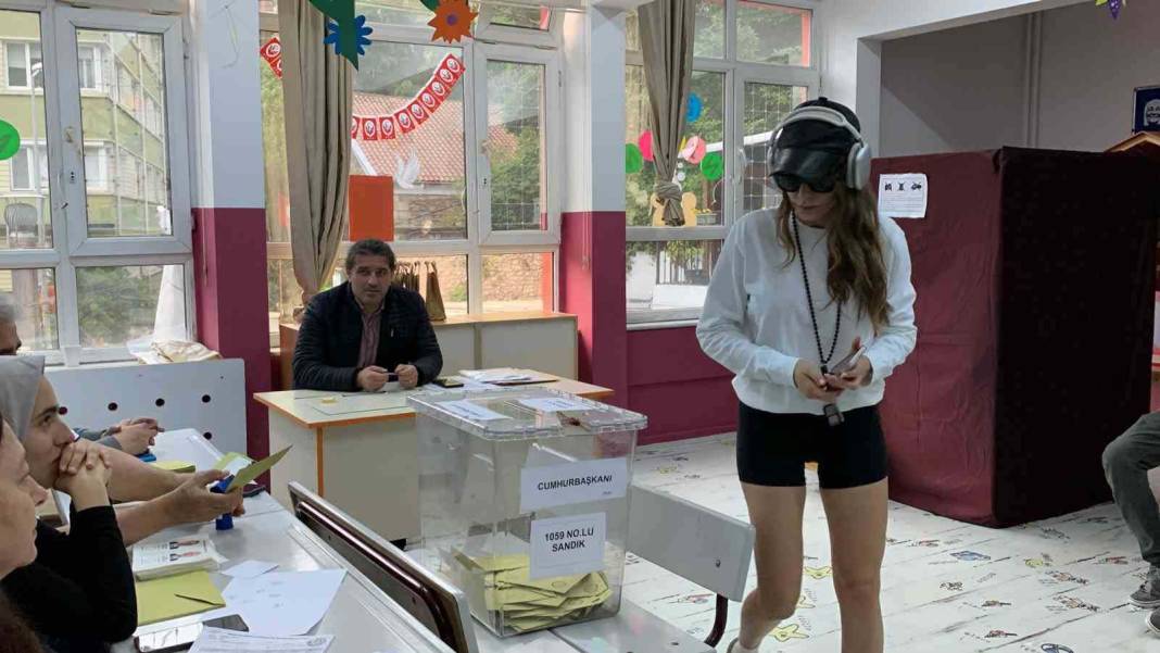 Ünlü isimler sandık başında: Sandığa sarılan, mührü bırakmayı unutan... 8