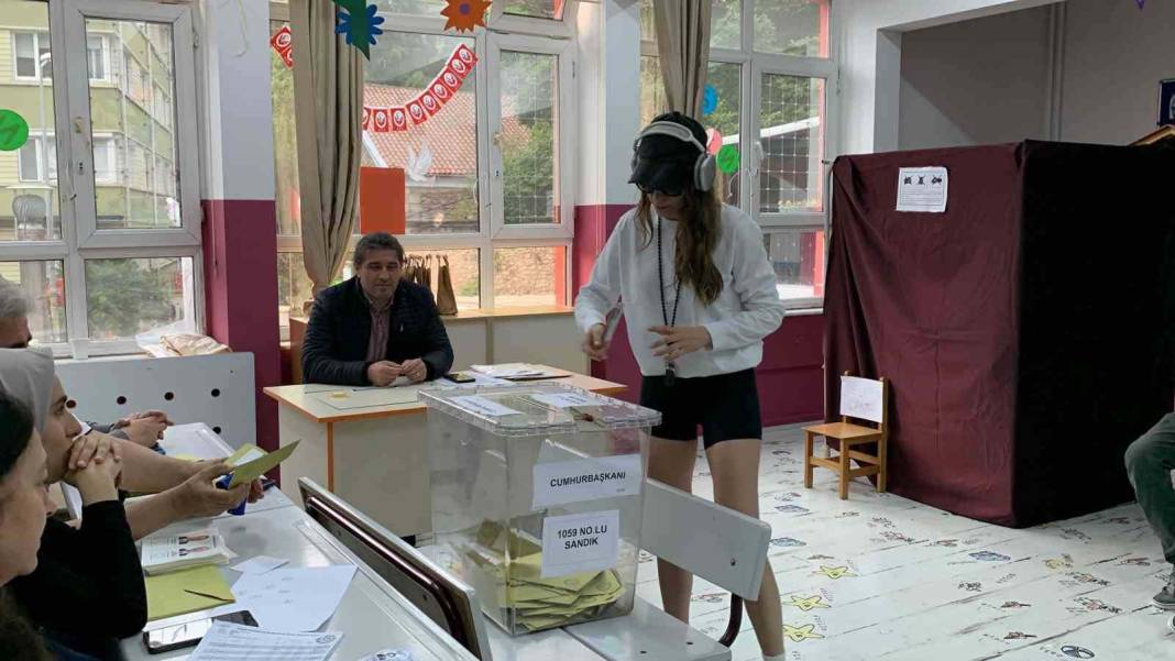 Ünlü isimler sandık başında: Sandığa sarılan, mührü bırakmayı unutan... 6