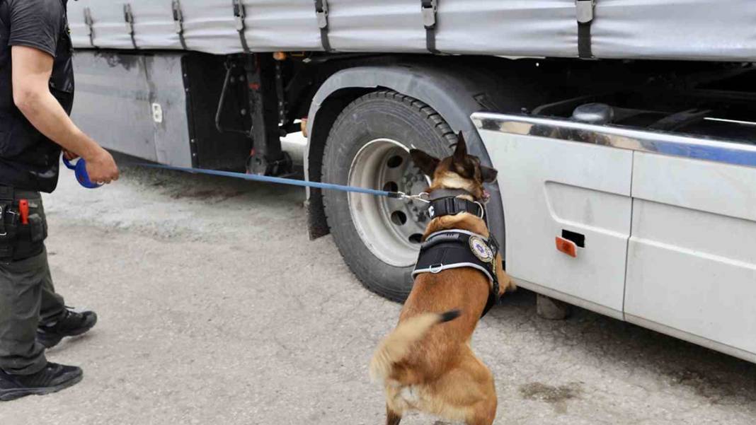Tırın yakıt deposundan çıkanlar şaşırttı: Tam 537 kilo 250 gram metamfetamin 5