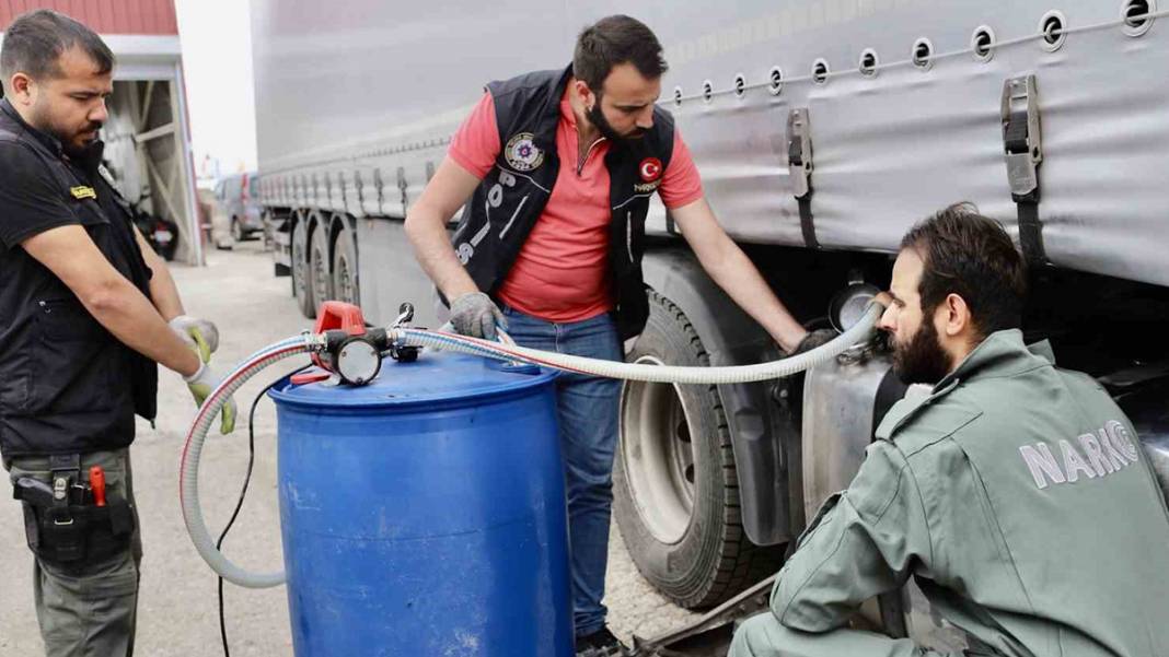 Tırın yakıt deposundan çıkanlar şaşırttı: Tam 537 kilo 250 gram metamfetamin 2