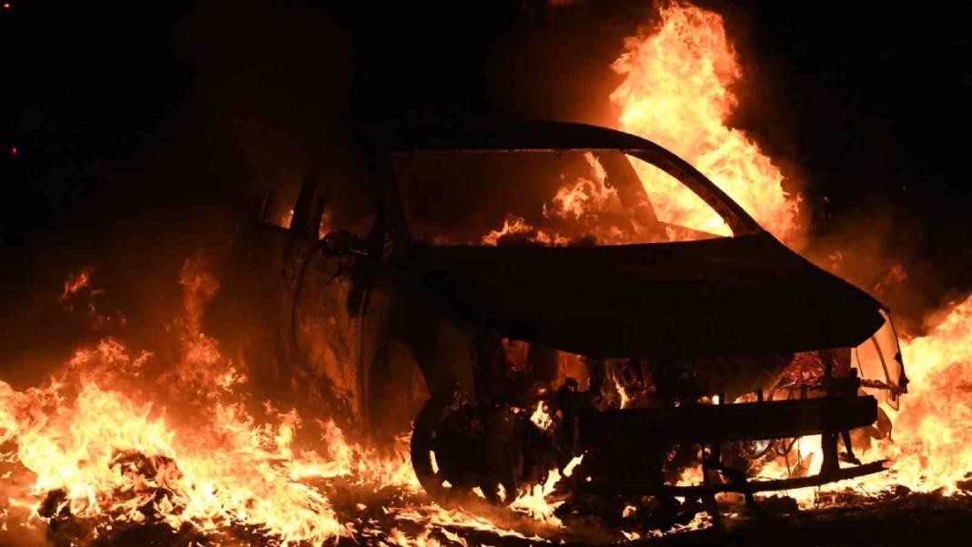 Ülke genelinde toplu taşıma iptal: Fransa sokaklarında tansiyon dinmiyor 7