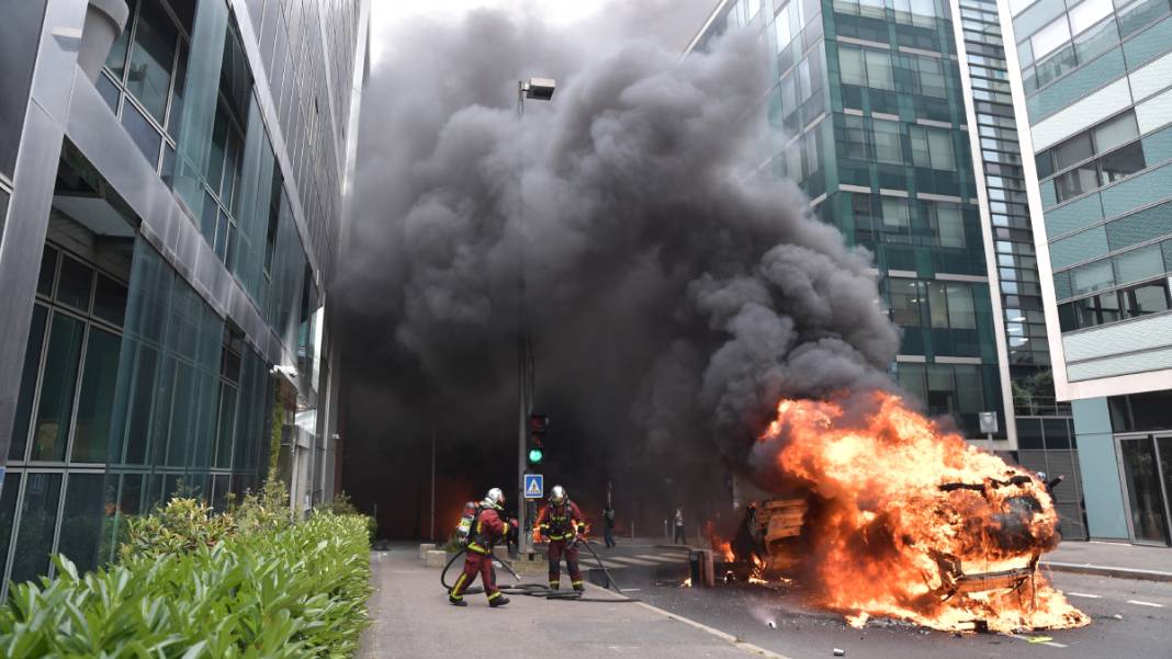 Ülke genelinde toplu taşıma iptal: Fransa sokaklarında tansiyon dinmiyor 6