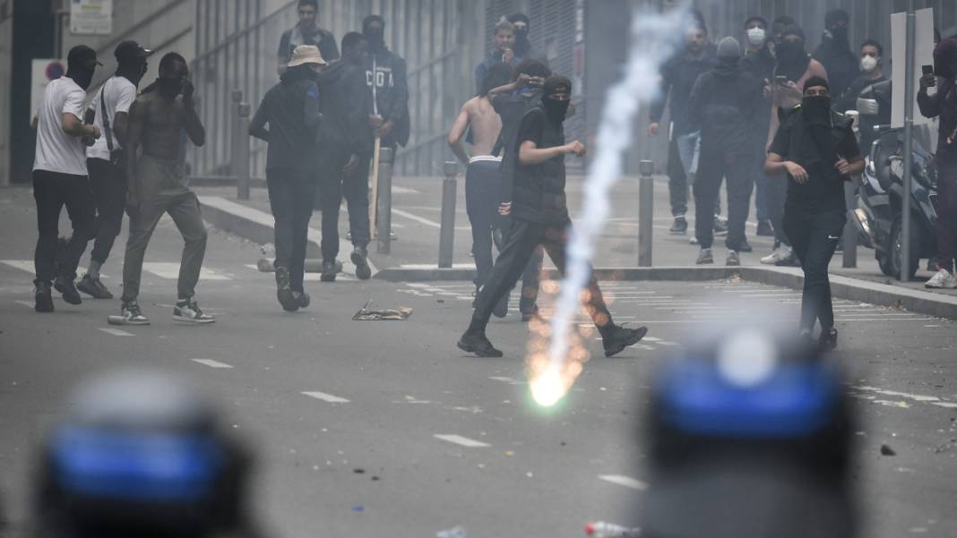 Fransa sokaklarında tansiyon yükselirken Macron'dan ebeveynlere çağrı: Gençleri evde tutun 4