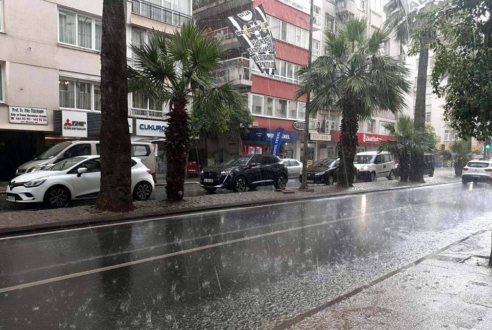 İzmir'de sağanak sele döndü: Vatandaş sokaktan botla geçti 13