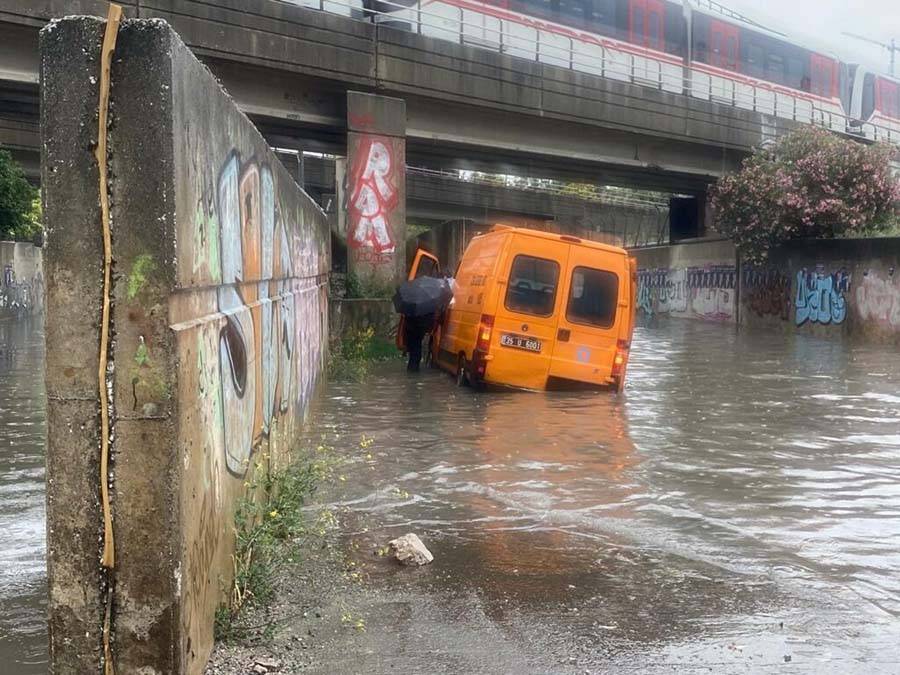 İzmir'de sağanak sele döndü: Vatandaş sokaktan botla geçti 9