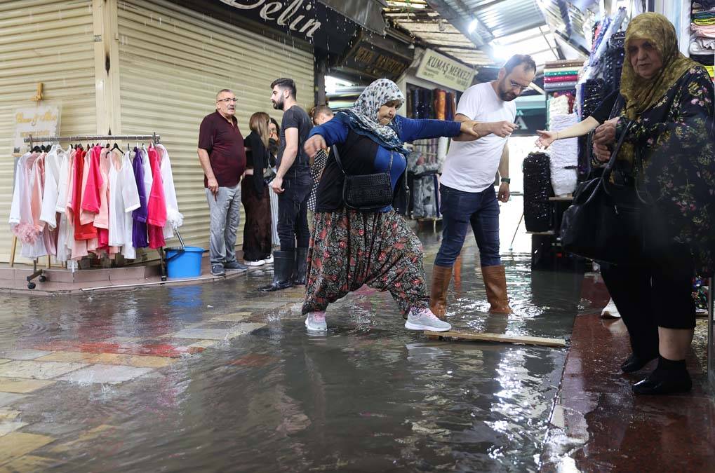 İzmir'de sağanak sele döndü: Vatandaş sokaktan botla geçti 7