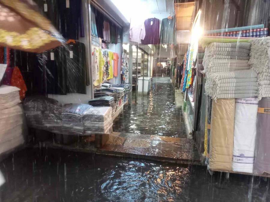 İzmir'de sağanak sele döndü: Vatandaş sokaktan botla geçti 2