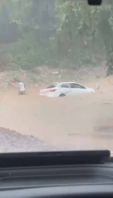 Antalya'yı sel götürdü: Sağanak ilçeyi savaş alanına çevirdi 8