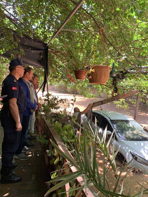 Antalya'yı sel götürdü: Sağanak ilçeyi savaş alanına çevirdi 1