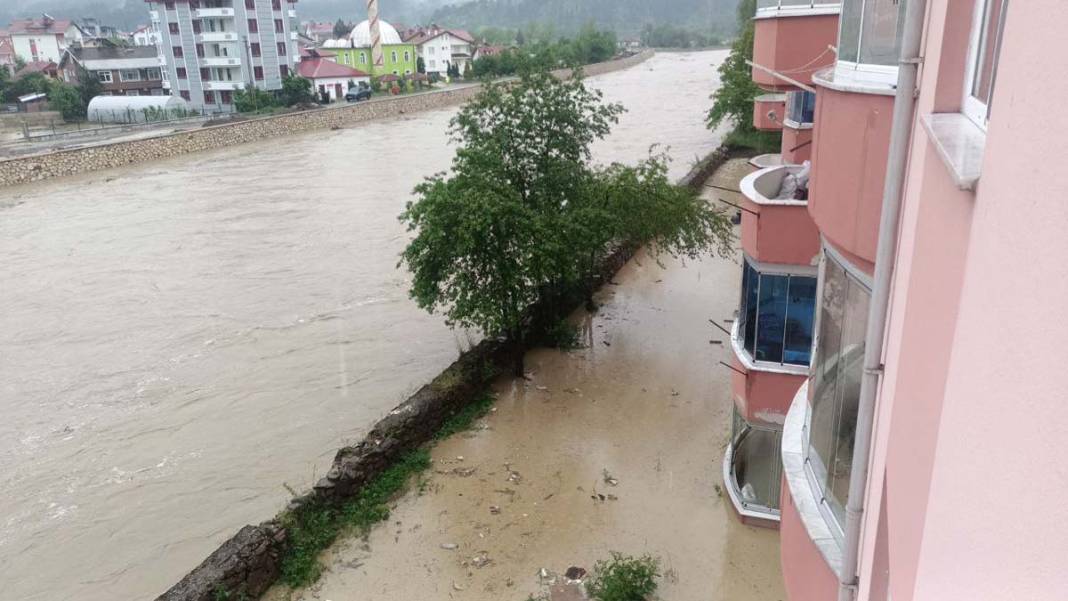 Karadeniz'de sağanak alarmı: Okullar peş peşe tatil ediliyor, 'alt katları boşaltın' uyarısı geldi 17