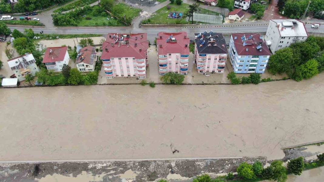 Son 3 yılda üçüncü felaket: Yüzlerce ev sular altında kaldı 6