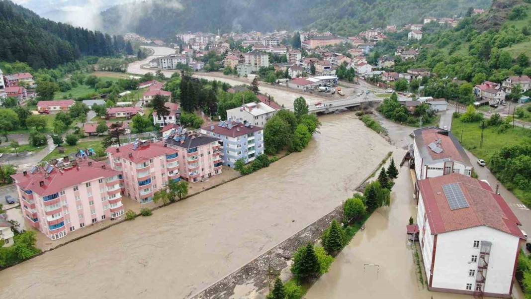 Son 3 yılda üçüncü felaket: Yüzlerce ev sular altında kaldı 5