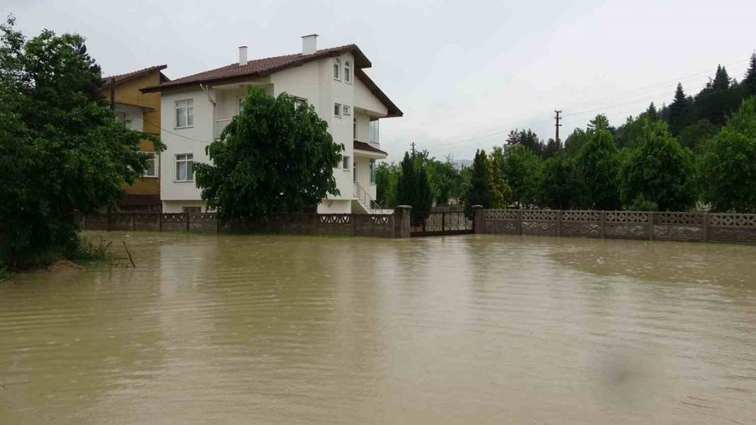 Son 3 yılda üçüncü felaket: Yüzlerce ev sular altında kaldı 7