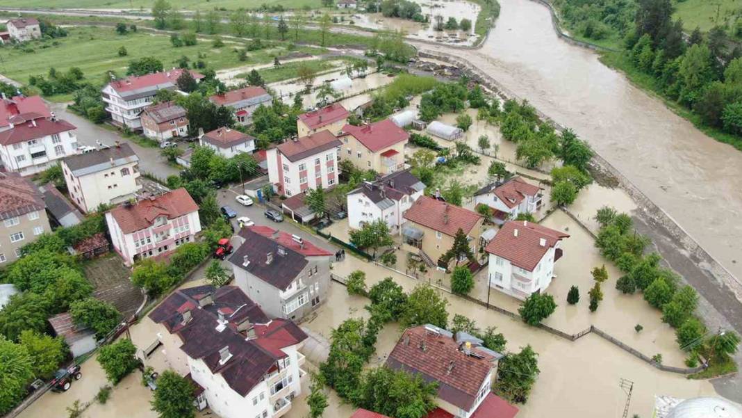 Son 3 yılda üçüncü felaket: Yüzlerce ev sular altında kaldı 4