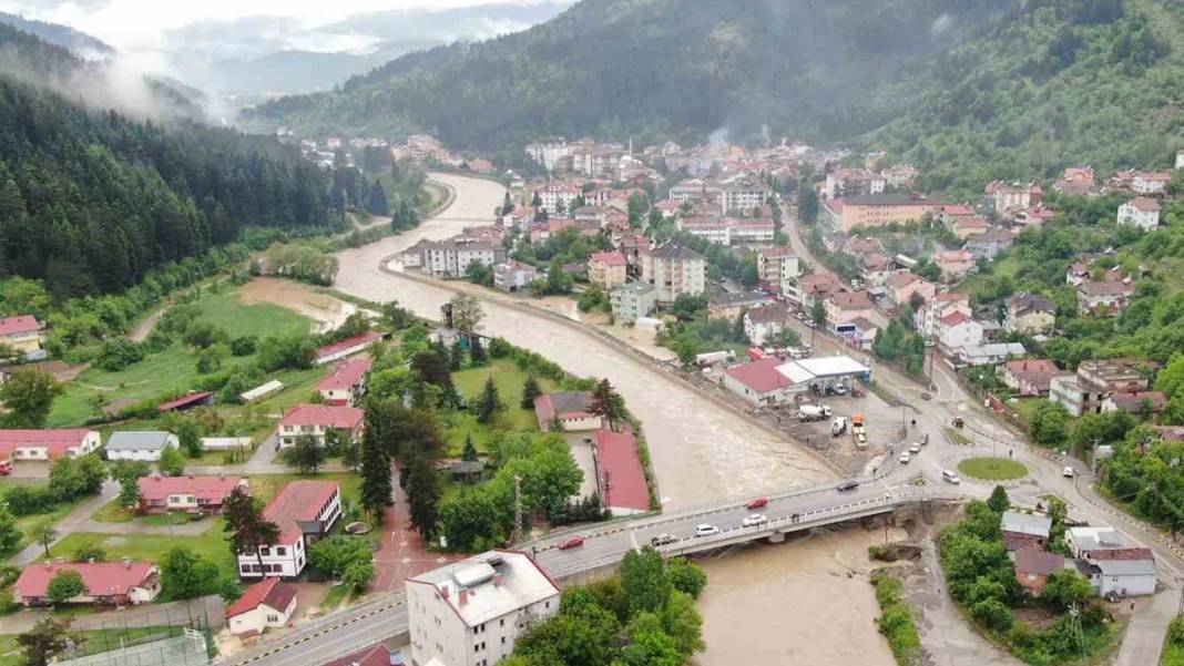 Son 3 yılda üçüncü felaket: Yüzlerce ev sular altında kaldı 2