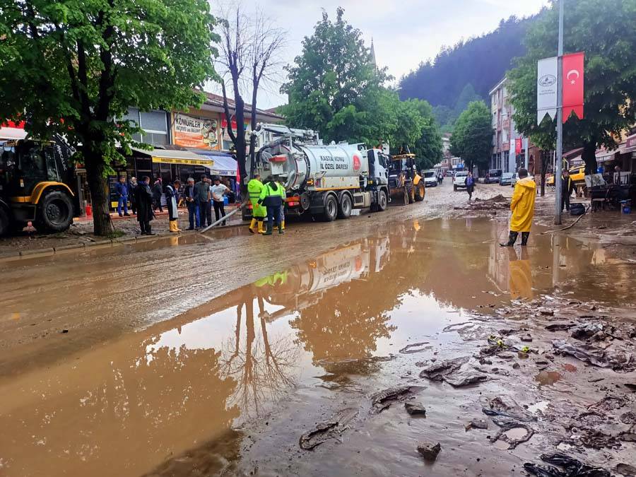 Karadeniz'de sağanak alarmı: Okullar peş peşe tatil ediliyor, 'alt katları boşaltın' uyarısı geldi 13