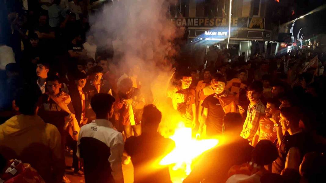 Şampiyon Galatasaray! Türkiye'nin dört bir yanında coşkulu kutlama 11