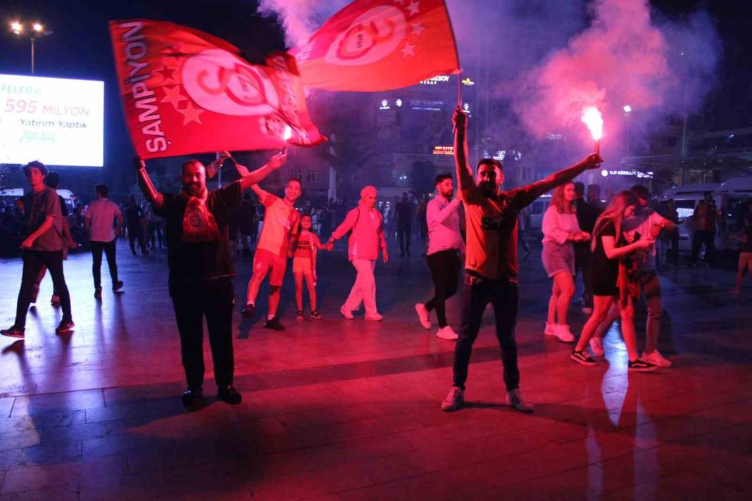 Şampiyon Galatasaray! Türkiye'nin dört bir yanında coşkulu kutlama 1