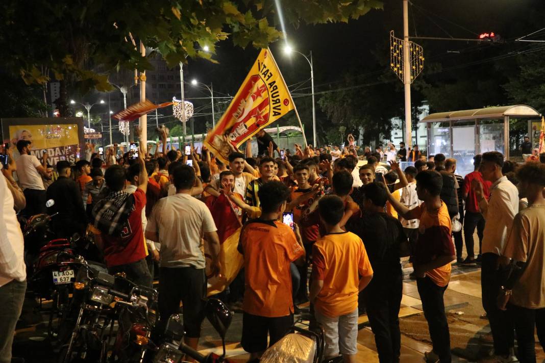 Şampiyon Galatasaray! Türkiye'nin dört bir yanında coşkulu kutlama 17