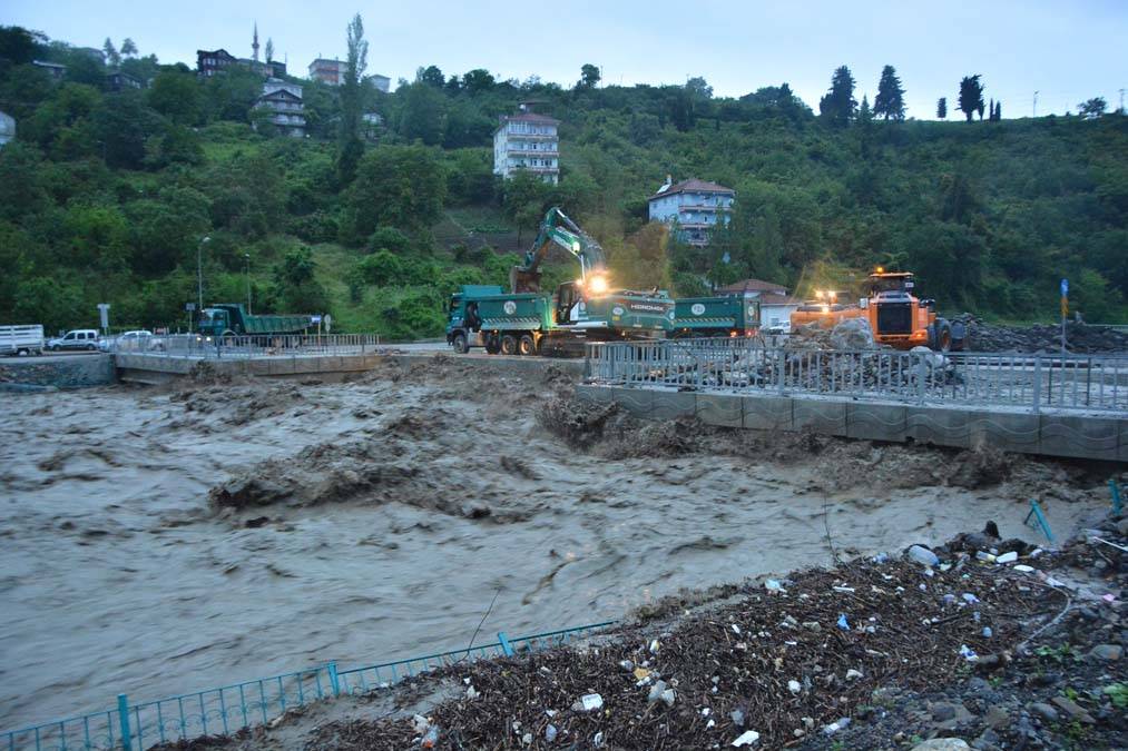 Karadeniz'de sağanak alarmı: Okullar peş peşe tatil ediliyor, 'alt katları boşaltın' uyarısı geldi 11
