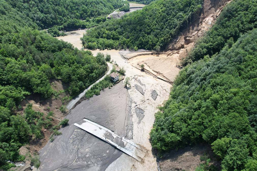 Kastamonu'da heyelan: 11 köyün bağlantı yolu çöktü 16