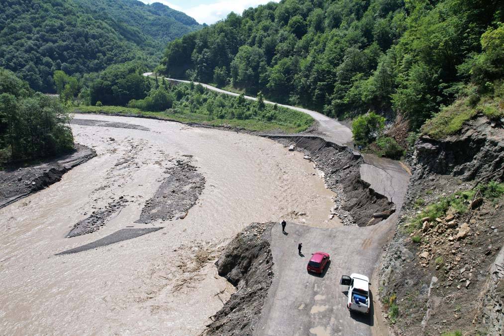 Kastamonu'da heyelan: 11 köyün bağlantı yolu çöktü 14