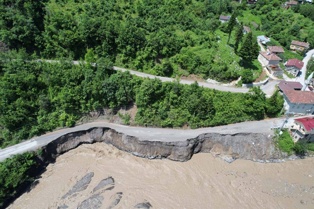 Kastamonu'da heyelan: 11 köyün bağlantı yolu çöktü 13