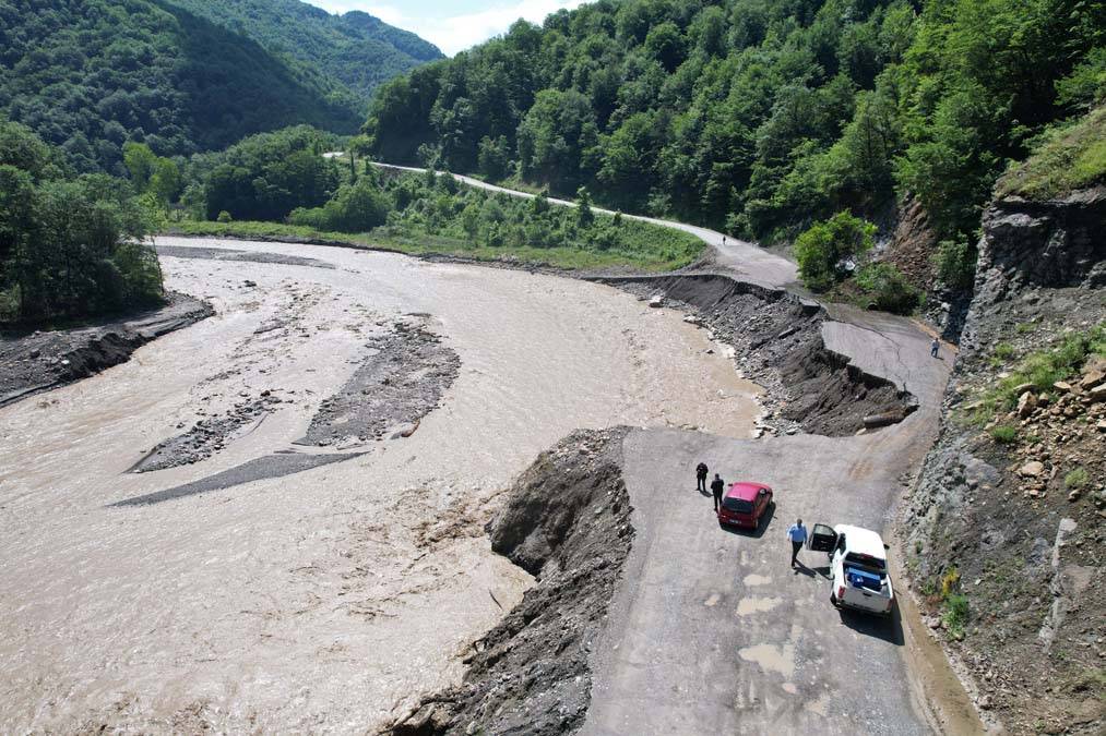 Kastamonu'da heyelan: 11 köyün bağlantı yolu çöktü 12