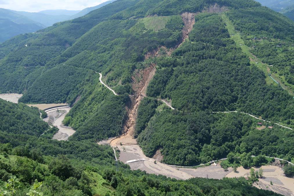 Kastamonu'da heyelan: 11 köyün bağlantı yolu çöktü 15