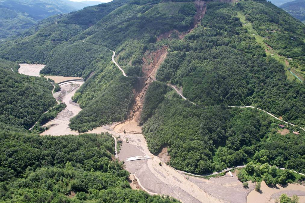 Kastamonu'da heyelan: 11 köyün bağlantı yolu çöktü 7