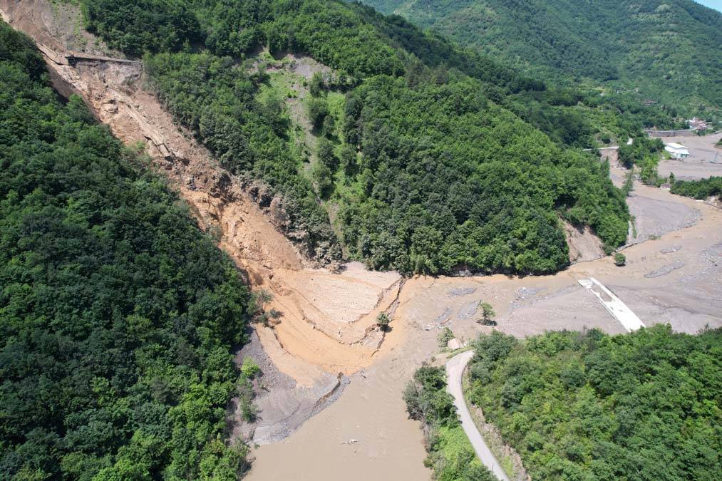 Kastamonu'da heyelan: 11 köyün bağlantı yolu çöktü 9