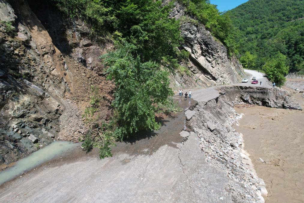 Kastamonu'da heyelan: 11 köyün bağlantı yolu çöktü 5