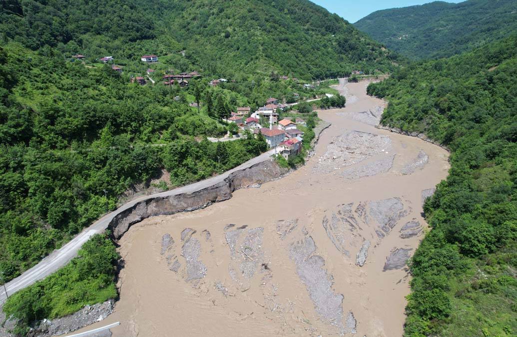 Kastamonu'da heyelan: 11 köyün bağlantı yolu çöktü 3