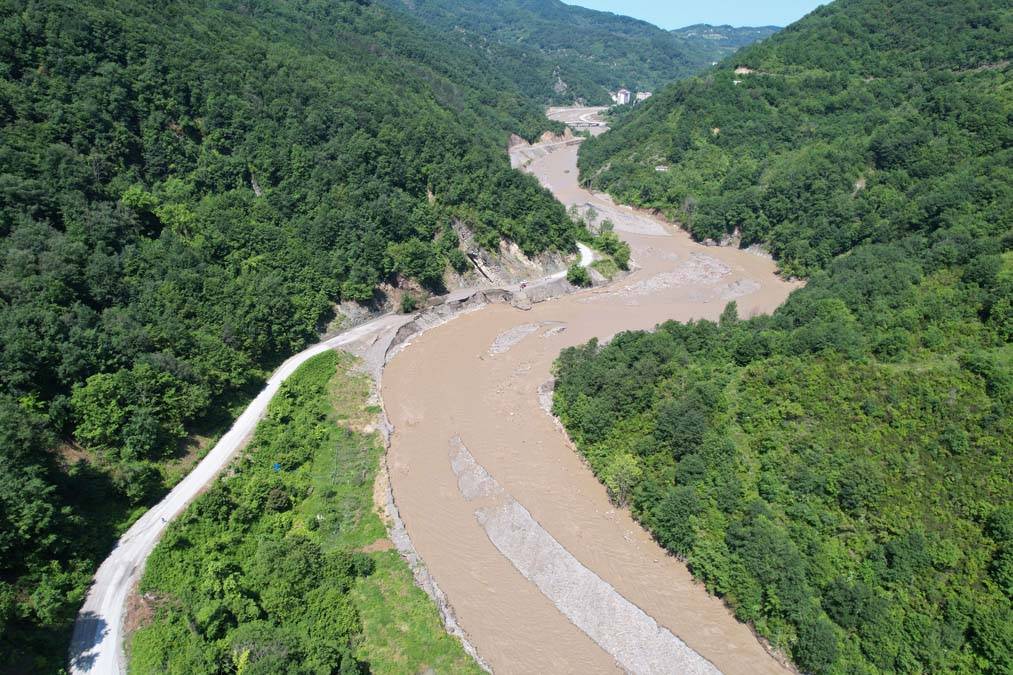 Kastamonu'da heyelan: 11 köyün bağlantı yolu çöktü 2