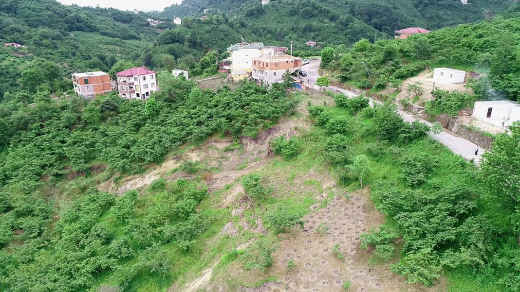 2019'da kaymaya başlayan mahallede endişe devam ediyor: Evlerin altından su fışkırıyor 18