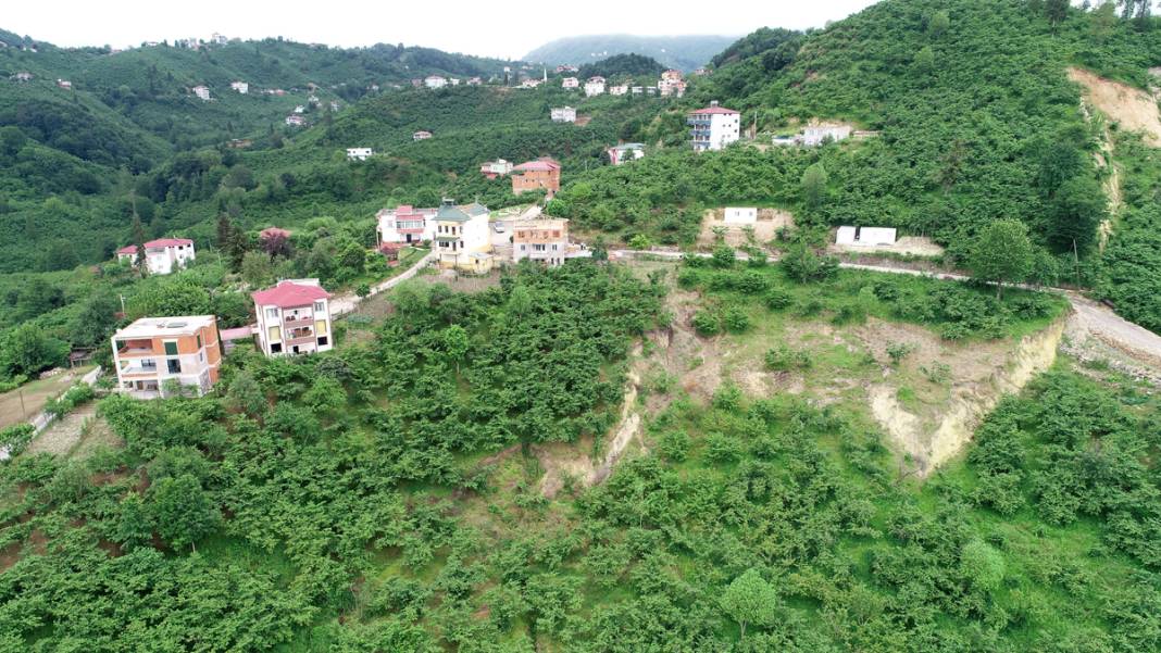 2019'da kaymaya başlayan mahallede endişe devam ediyor: Evlerin altından su fışkırıyor 17