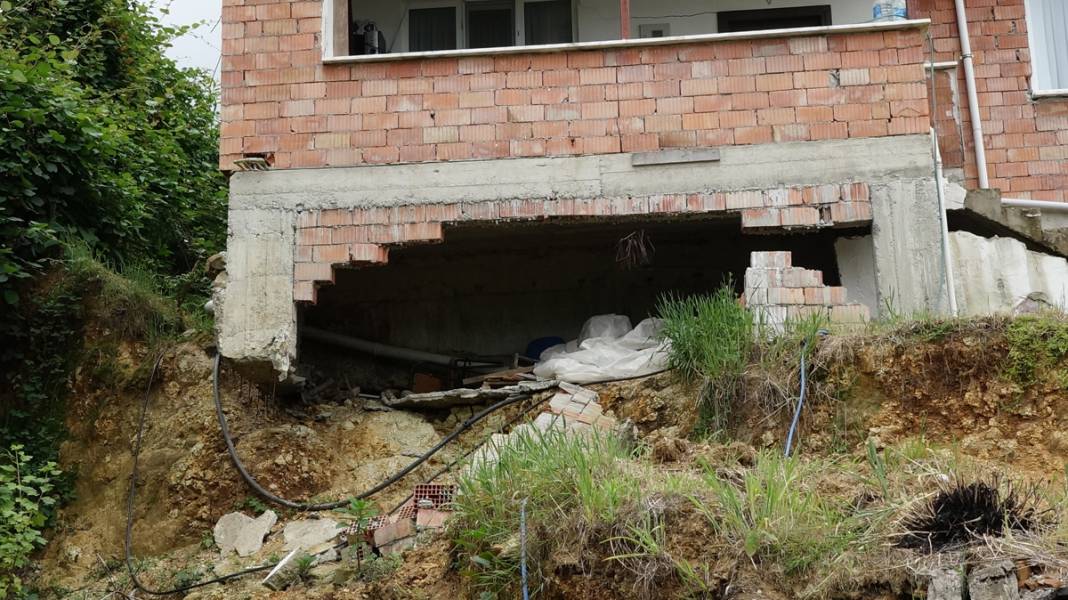 2019'da kaymaya başlayan mahallede endişe devam ediyor: Evlerin altından su fışkırıyor 19