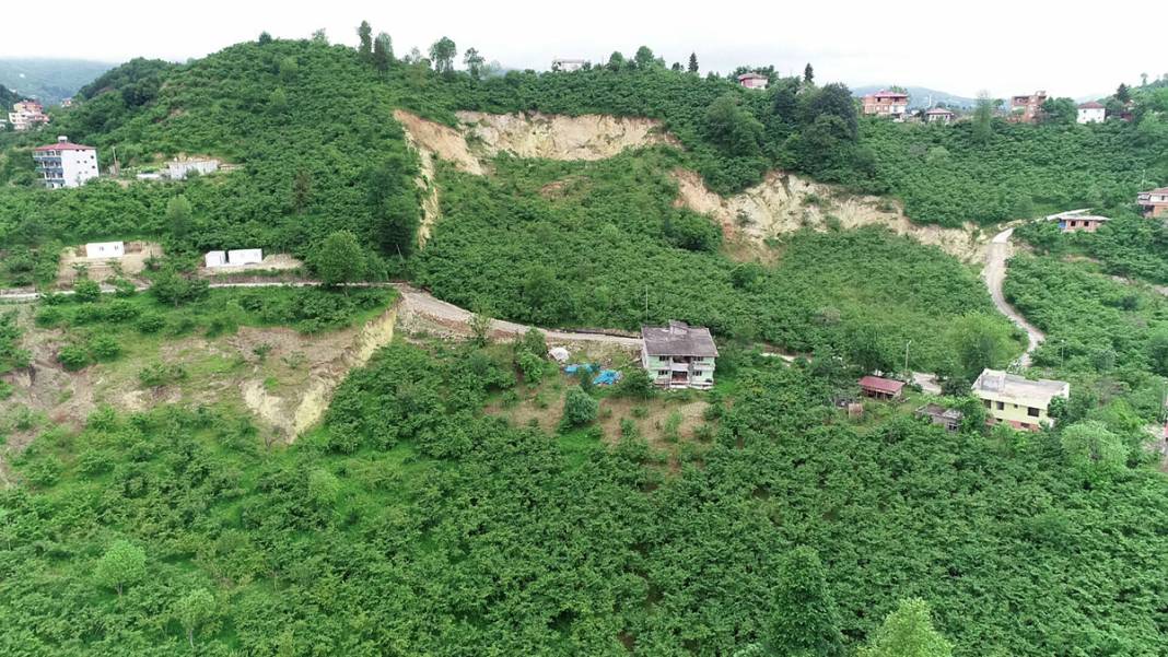 2019'da kaymaya başlayan mahallede endişe devam ediyor: Evlerin altından su fışkırıyor 11