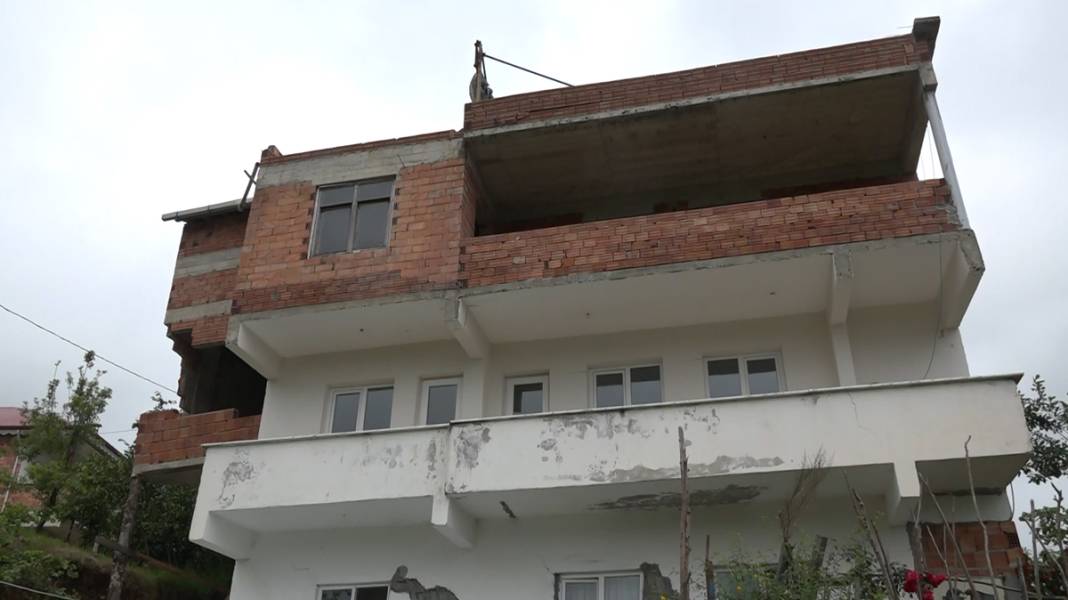 2019'da kaymaya başlayan mahallede endişe devam ediyor: Evlerin altından su fışkırıyor 13