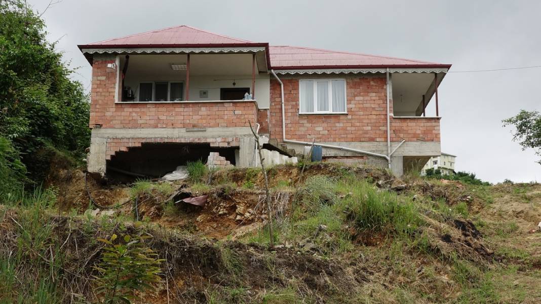 2019'da kaymaya başlayan mahallede endişe devam ediyor: Evlerin altından su fışkırıyor 12