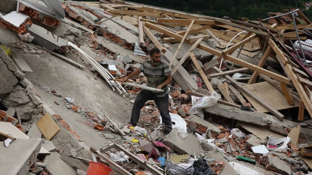 2019'da kaymaya başlayan mahallede endişe devam ediyor: Evlerin altından su fışkırıyor 8