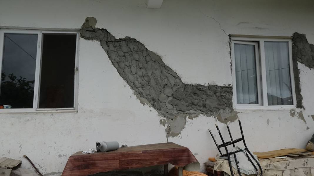 2019'da kaymaya başlayan mahallede endişe devam ediyor: Evlerin altından su fışkırıyor 10