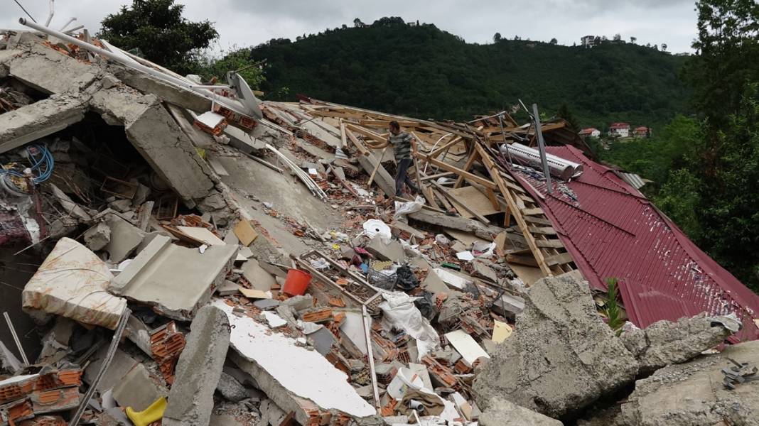 2019'da kaymaya başlayan mahallede endişe devam ediyor: Evlerin altından su fışkırıyor 6