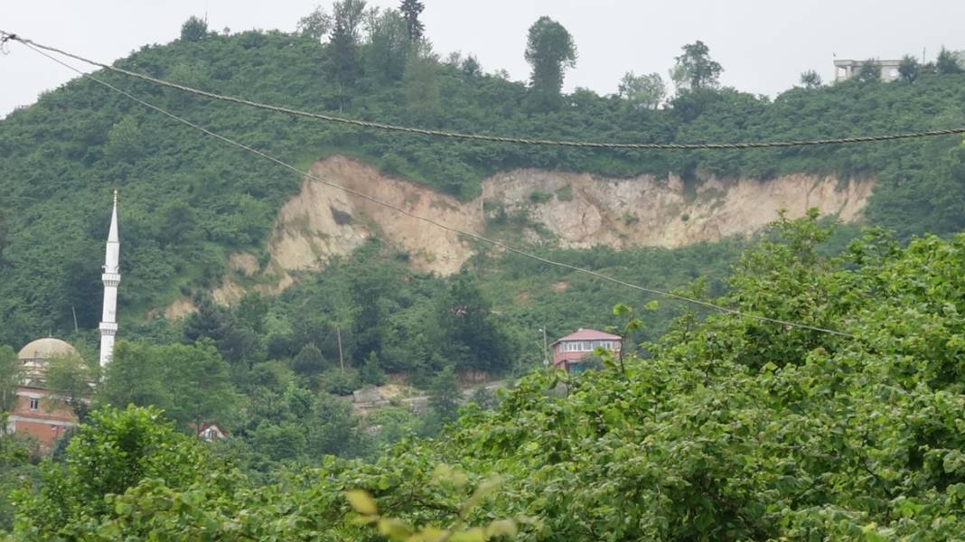 2019'da kaymaya başlayan mahallede endişe devam ediyor: Evlerin altından su fışkırıyor 7