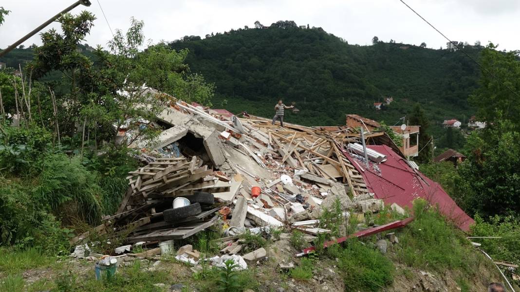 2019'da kaymaya başlayan mahallede endişe devam ediyor: Evlerin altından su fışkırıyor 1