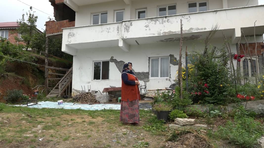 2019'da kaymaya başlayan mahallede endişe devam ediyor: Evlerin altından su fışkırıyor 2