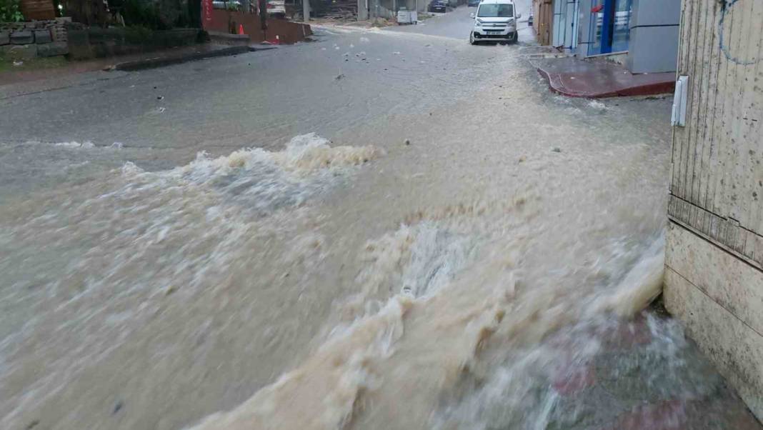 Samsun'u yine sel vurdu! Dört ilçede eğitime ara 4