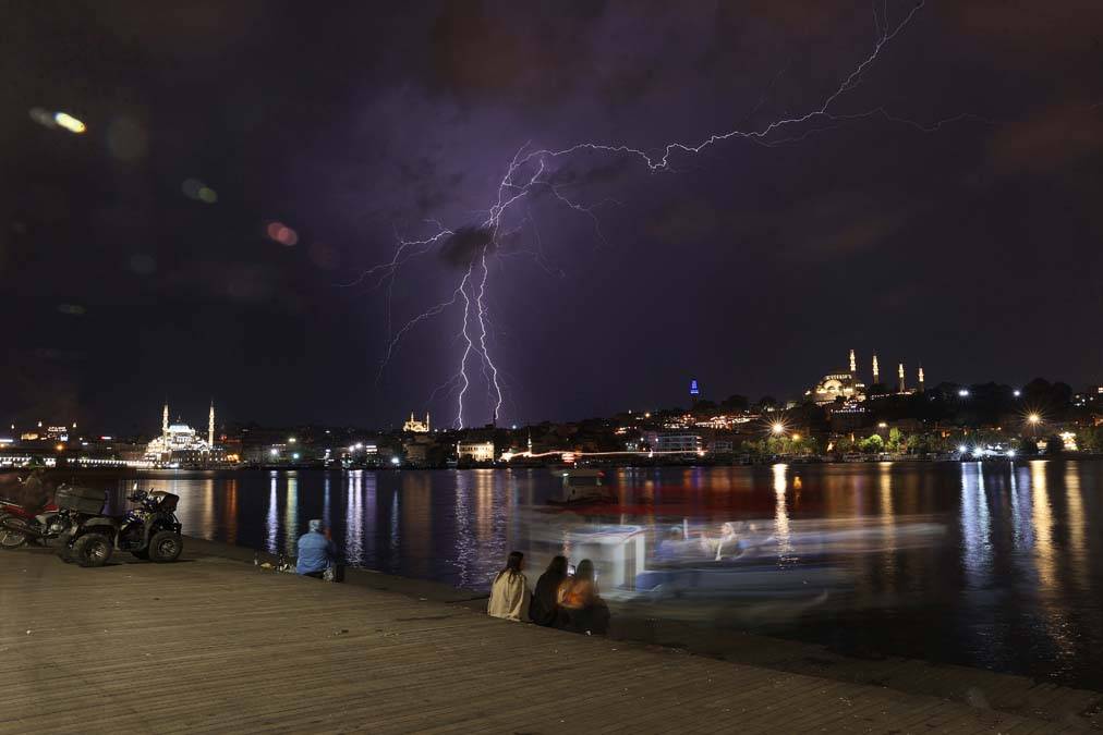 İstanbul'da şimşek resitali: Geceyi aydınlattılar 16