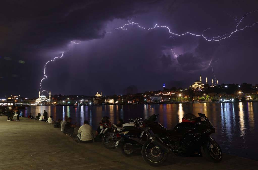 İstanbul'da şimşek resitali: Geceyi aydınlattılar 15